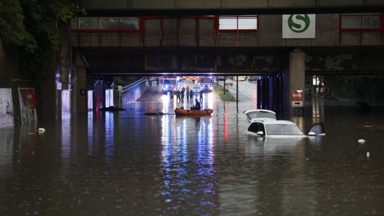 Photo of foto | Zeci de copaci căzuți, mașini distruse și străzi inundate: O furtună puternică a făcut ravagii în Germania